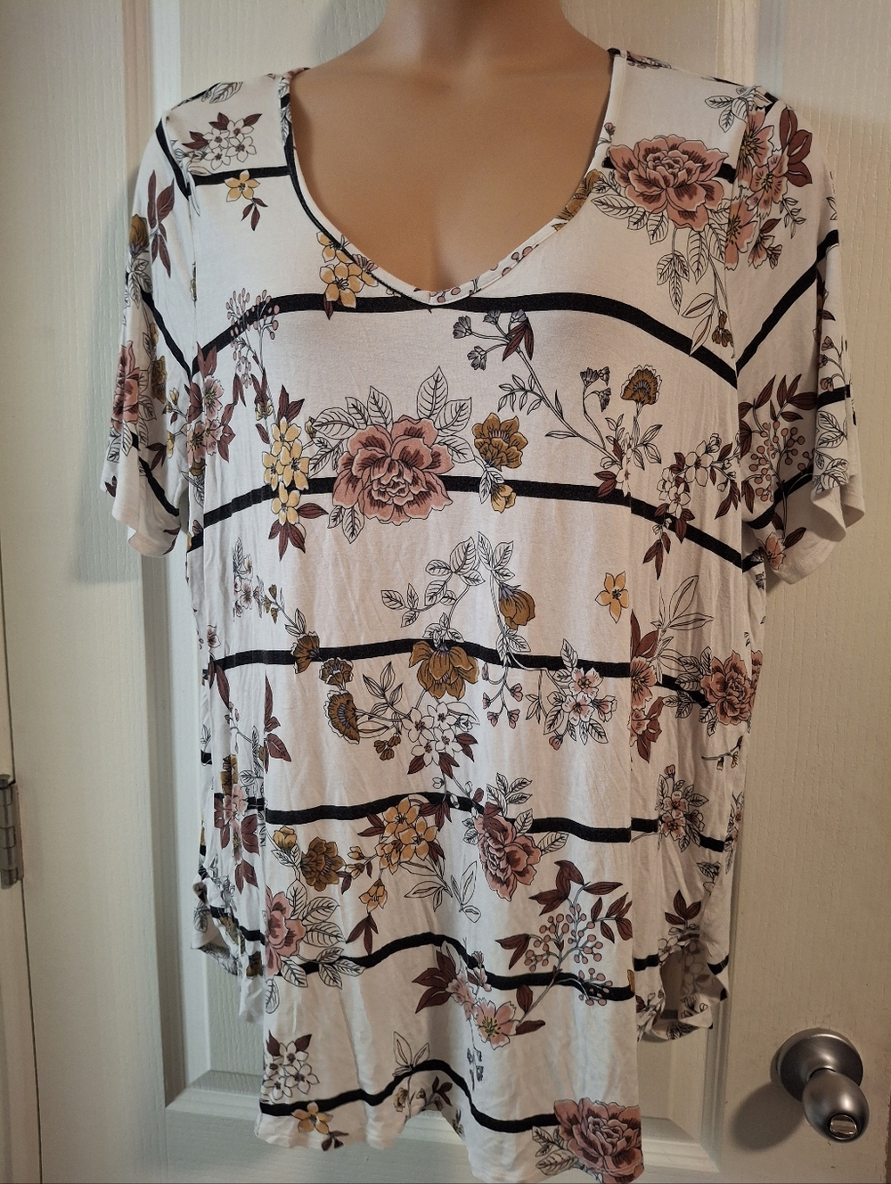 Maurices 24/7 Sz 2  Floral Stripe V-Neck Women’s Top